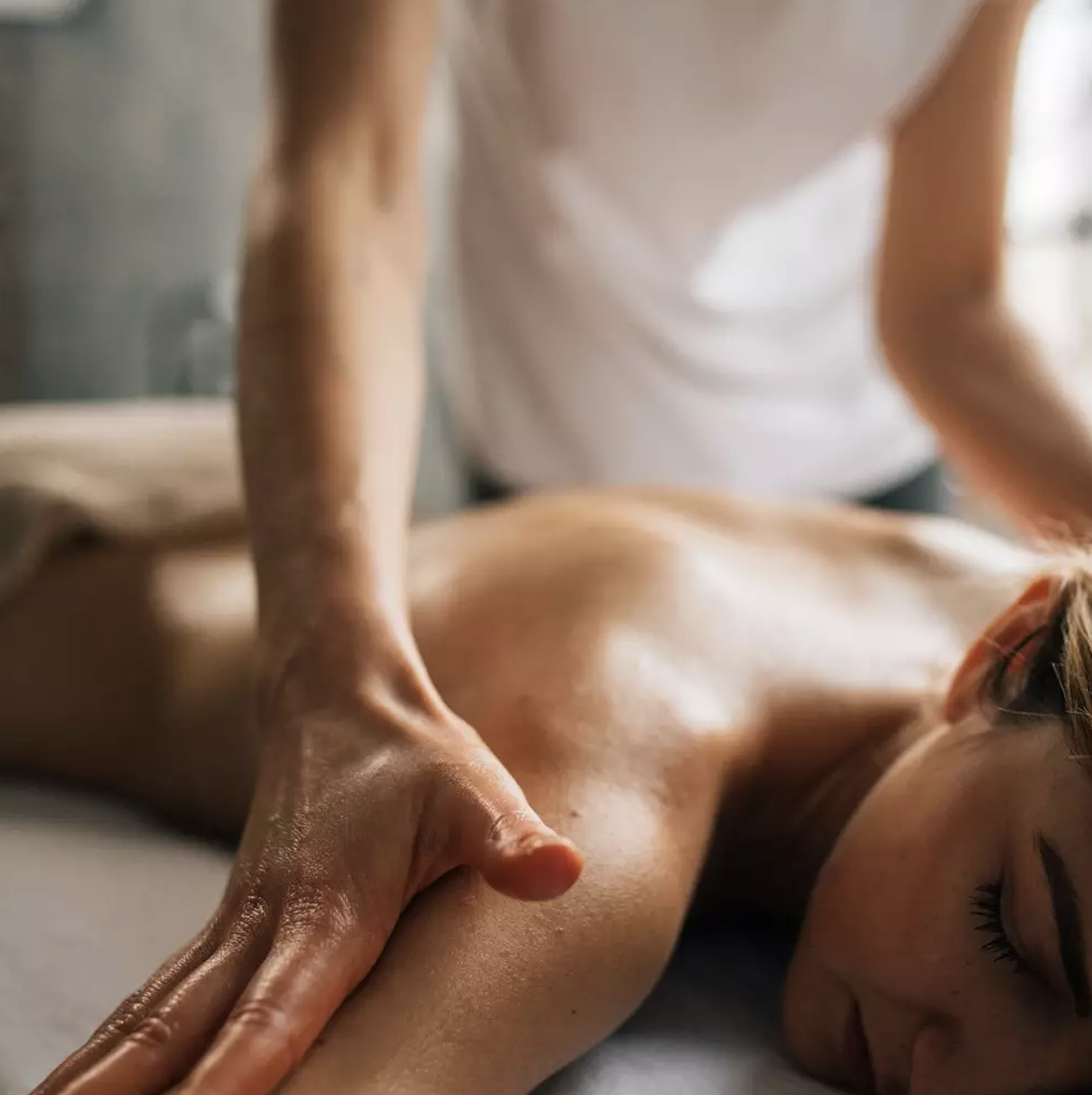 Classical vs Therapeutic Massage – How They Differ and Which to Choose for Back Pain